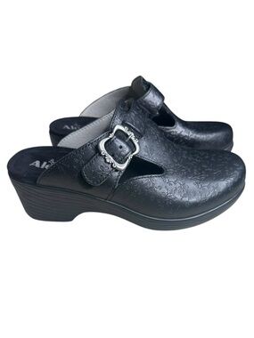 Alegria Women’s Selina Black Embossed Leather Clogs. Size 38